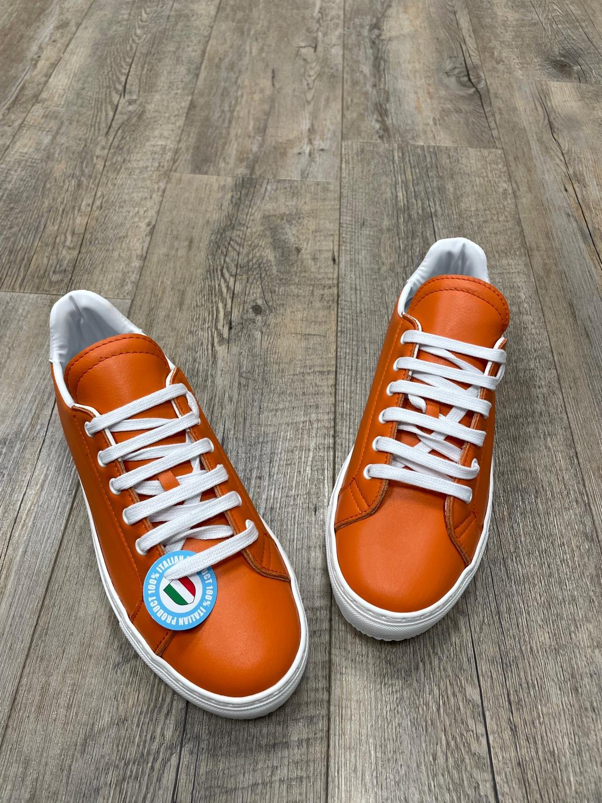 Sneakers in orange and white heel leather.